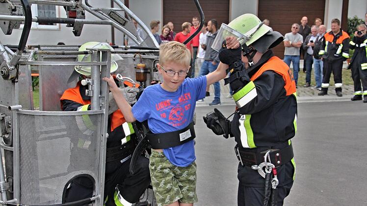 Für den siebenjährigen Noah Batz war es ein Erlebnis mit der Drehleiter aus dem Dachfenster des Brandobjektes geholt zu werden. "Das könnten wir noch mal machen", meinte er.