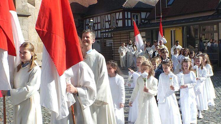 Der feierliche Einzug mit den 28 Kommunionkindern  Foto: maw