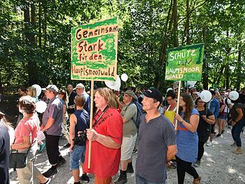Unerwartet viele Gegner der Bebauungspläne fanden gestern den Weg in den Hauptsmoorwald, um mit der Bürgerinitiative zu demonstrieren. Fotos: Ronald Rinklef