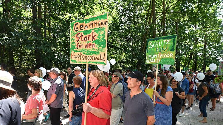 Unerwartet viele Gegner der Bebauungspläne fanden gestern den Weg in den Hauptsmoorwald, um mit der Bürgerinitiative zu demonstrieren. Fotos: Ronald Rinklef