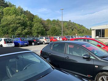 Sehr gut genutzt wird der Parkplatz am Bahnhof von den Schülerinnen und Schülern des Gymnasiums und des BBZ. Das ehemalige Jägergrundstück soll im nächsten Jahr hergerichtet werden. Foto: Thomas Malz