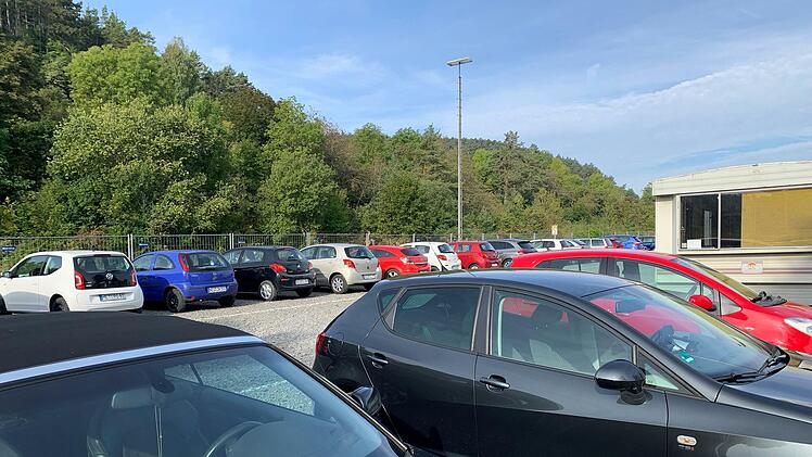 Sehr gut genutzt wird der Parkplatz am Bahnhof von den Schülerinnen und Schülern des Gymnasiums und des BBZ. Das ehemalige Jägergrundstück soll im nächsten Jahr hergerichtet werden. Foto: Thomas Malz