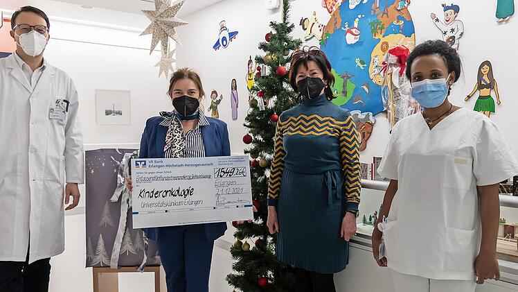 Markus Metzler (Leiter Kinderonkologie) und Sara Getachew Akiliu (Pflegefachhelferin Onkologische Tagesklinik) nahmen von Andrea Reuter (2. v. l.; Inhaberin Ardeko) und ihrer Freundin Inge Rauh eine riesige Tüte voller Geschenke und einen Spendenscheck entgegen.