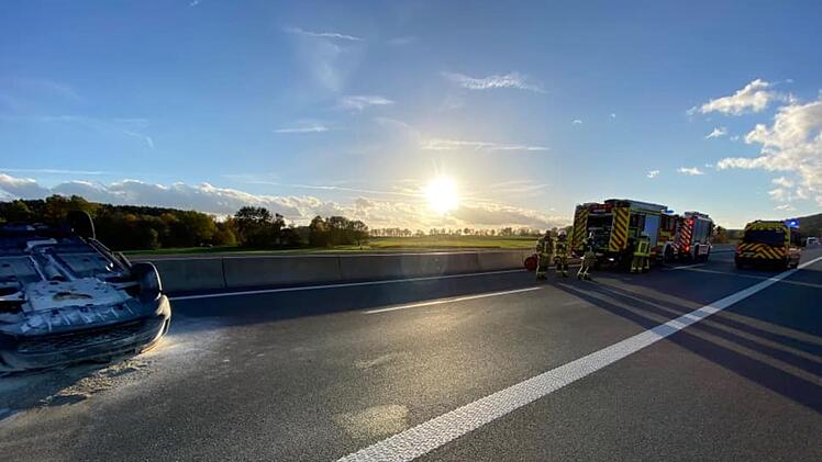 Unfall auf A70 bei Neudrossenfeld: Auto &uuml;berschl&auml;gt sich mehrfach - und ger&auml;t in Brand