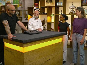 Neema und Lily (rechts) pr&auml;sentierten bei Horst Lichter und Sven Deutschmanek (links) eine au&szlig;ergew&ouml;hnliche Designer-Brille.