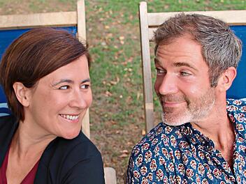 Kerstin Krefft und Ren&eacute; Oltmanns stehen in der Kom&ouml;die &bdquo;Zwei wie wir&ldquo; auf der B&uuml;hne.