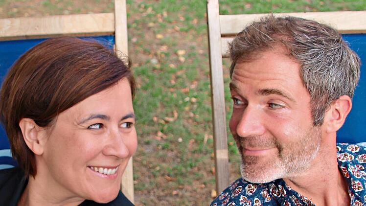 Kerstin Krefft und Ren&eacute; Oltmanns stehen in der Kom&ouml;die &bdquo;Zwei wie wir&ldquo; auf der B&uuml;hne.