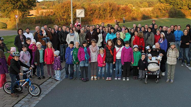 Die Anwohner aus den Siedlungen im Osten von Reckendorf, die fürchten, dass an den Hängen im Hintergrund künftig die Bundesstraße verlaufen soll.