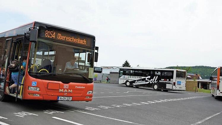 Neue Runde: Um 13 Uhr startet eine der Bustouren an der Grundschule. Foto: Arkadius Guzy