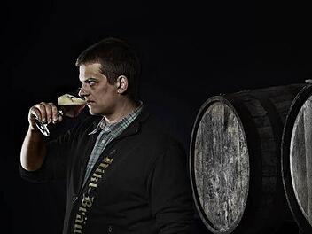 "Ausgeflippt" nennt selbst Mike Schmitt das, was in seiner Nikl-Brauerei in Pretzfeld in schweren Ungetümen aus Holz lagert. Fotos: Privat