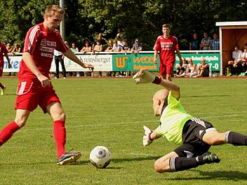 Der Krumer Torjäger Thomas Durst (links), der hier gegen den Eltmanner Torwart Dominik Holzmann erfolgreich ist, und seine Mannschaftskameraden wollen am Pfingstmontag die Meisterschaft in der Kreisliga Schweinfurt 2 und damit den Sprung in die Bezirksliga perfekt machen.