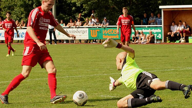 Der Krumer Torjäger Thomas Durst (links), der hier gegen den Eltmanner Torwart Dominik Holzmann erfolgreich ist, und seine Mannschaftskameraden wollen am Pfingstmontag die Meisterschaft in der Kreisliga Schweinfurt 2 und damit den Sprung in die Bezirksliga perfekt machen.
