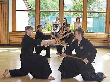 Pierre Dettmann (vorne links) unterrichtet Iaido, eine jahrhundertalte Kampfkunst aus Japan.  Foto: Heike Schüleino