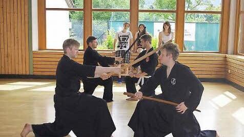 Pierre Dettmann (vorne links) unterrichtet Iaido, eine jahrhundertalte Kampfkunst aus Japan.  Foto: Heike Schüleino