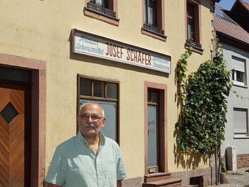 Johannes Hofstetter vor dem Gebäude, in dem sein Großvater einen Laden hatte. Foto: Arkadius Guzy