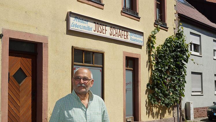Johannes Hofstetter vor dem Gebäude, in dem sein Großvater einen Laden hatte. Foto: Arkadius Guzy