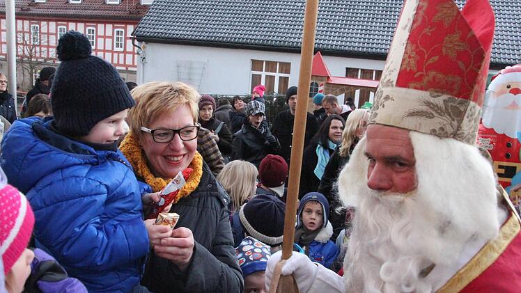 Auf dem Arm von Mama oder Oma fühlt man sich etwas wohler, wenn einem der Niklaus in die Augen schaut. Foto: Helmut Will