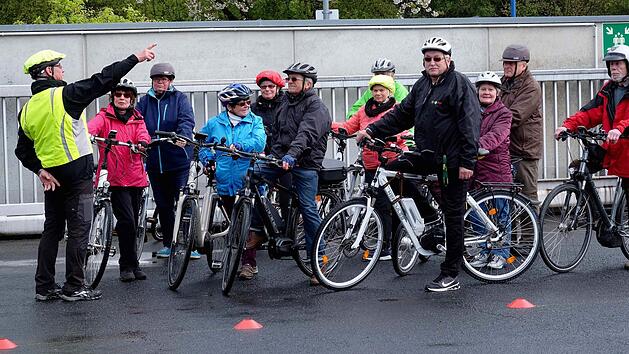 Beim vierst&uuml;ndigen Training "Fit mit dem Fahrrad" haben interessierte Teilnehmer die M&ouml;glichkeit, den Umgang mit ihrem eigenen Pedelec oder E-Bike zu perfektionieren. Die Gebietsverkehrswacht Hammelburg ist Veranstalter dieses Trainings. Foto: Gerd Schaar/ Archiv