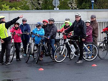 Beim vierstündigen Training "Fit mit dem Fahrrad" haben interessierte Teilnehmer die Möglichkeit, den Umgang mit ihrem eigenen Pedelec oder E-Bike zu perfektionieren. Die Gebietsverkehrswacht Hammelburg ist Veranstalter dieses Trainings. Foto: Gerd Schaar/ Archiv