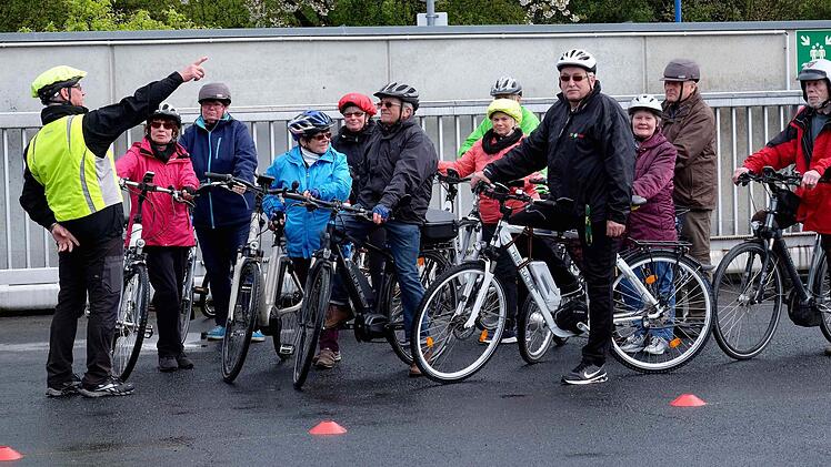 Beim vierstündigen Training "Fit mit dem Fahrrad" haben interessierte Teilnehmer die Möglichkeit, den Umgang mit ihrem eigenen Pedelec oder E-Bike zu perfektionieren. Die Gebietsverkehrswacht Hammelburg ist Veranstalter dieses Trainings. Foto: Gerd Schaar/ Archiv