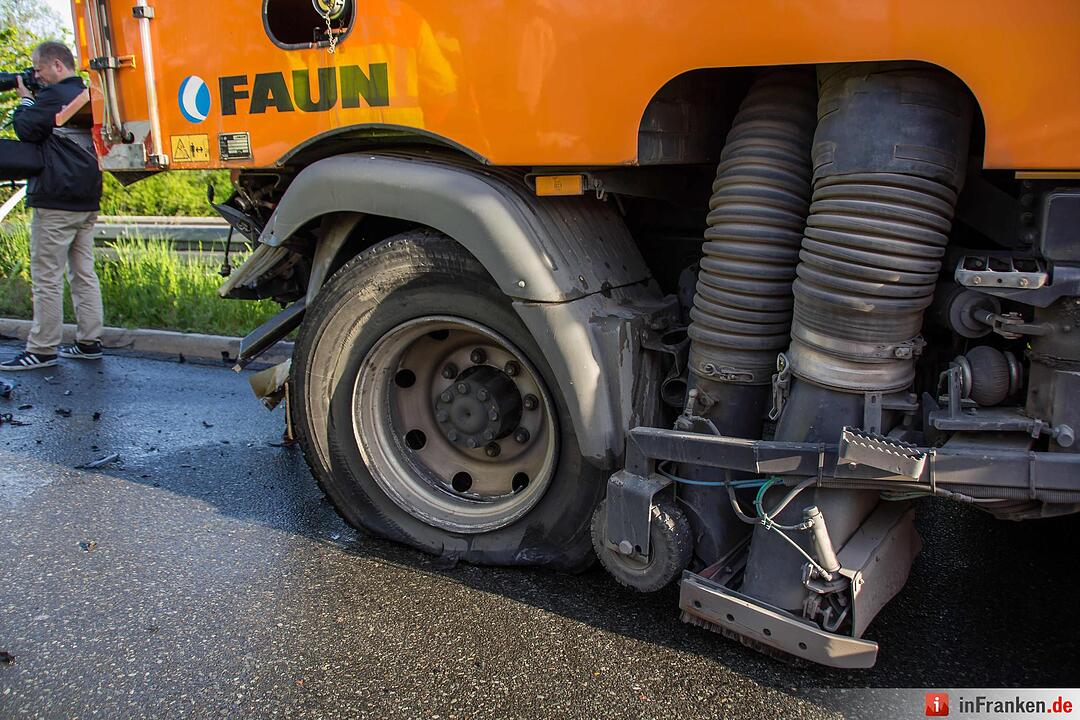 Schwerer Unfall in Fürth: Kleintransporter kracht in Kehrfahrzeug