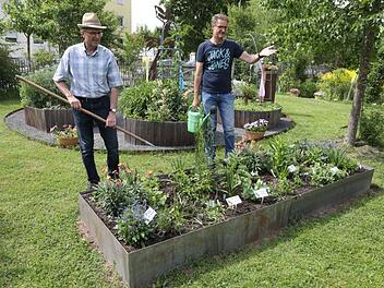 Raimund Ott und Wolfgang Settmacher zeigen das Bienenbeet im Kreislehrgarten.  Foto: Barbara Herbst