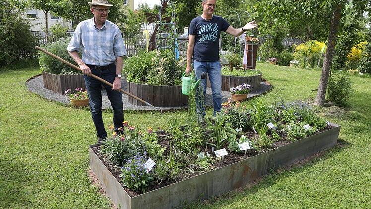 Raimund Ott und Wolfgang Settmacher zeigen das Bienenbeet im Kreislehrgarten.  Foto: Barbara Herbst