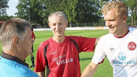 "Shake Hands" zwischen Schiedsrichter Oskar Geuß aus Haßfurt und dem ehemaligen "Club"-Kapitän Andi Wolf (rechts); in der Mitte Geburtstagskind Horst Derra Fotos: Ralf Naumann