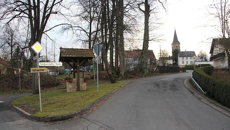 Die Burgkunstadter Straße soll im Rahmen der "einfachen Dorferneuerung" mit ausgebaut werden. Foto: Veronika Schadeck