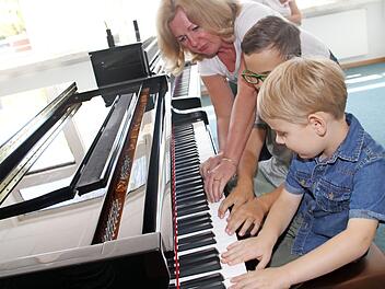 Spielerisch vermittelt Stella von Arnold-Havadi den Kindern die ersten Schritte am Klavier. Foto: Gerda Völk