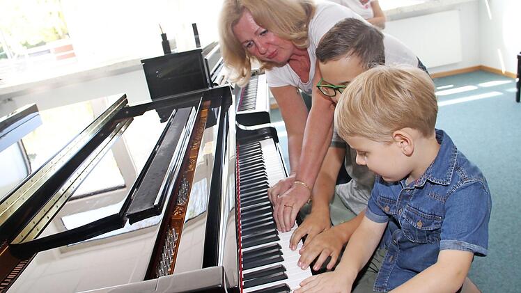 Spielerisch vermittelt Stella von Arnold-Havadi den Kindern die ersten Schritte am Klavier. Foto: Gerda Völk