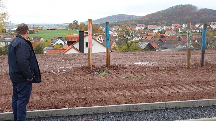 Der Bürgermeister begutachtet  das neue Baugebiet am Heppengraben in Schondra. Julia Raab