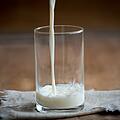 Der Konsum von großen Mengen Milch soll das Krebswachstum beschleunigen.