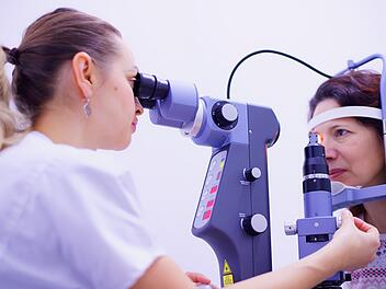 Frau vergisst 23 Kontaktlinsen in einem Auge - Augenärztin fassungslos