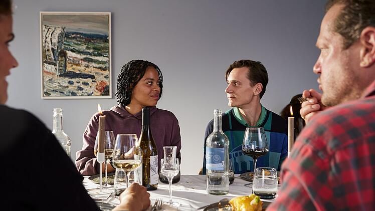 Man k&ouml;nnte beinahe glauben, man h&auml;tte es mit zwei gl&uuml;cklichen Paaren zu tun: Sandra (Katharina Wackernagel, vorne links) und Christian (Aurel Manthei, vorne rechts) mit Otis (Rick Okon) und Bill (Jane Chirwa).