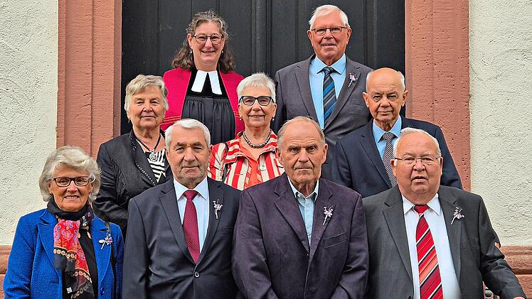 Eiserne Konfirmation feierten: Karlheinz Schad, Else Ohlmann, Sigrid Eilingsfeld, Helmuth Sch&auml;fer, Erna Jost, Robert Ziegler, Reinhold Weitzel und Alfred Kenner. Nicole Weing&auml;rtner