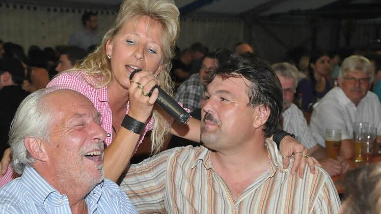 "Zefix"-Sängerin Alex begeisterte das Publikum im Festzelt.