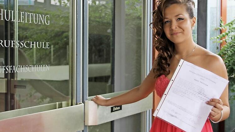 Mit dem Abiturzeugnis in der Hand kann Karoline Wendt die Schultüren hinter sich lassen.  Foto: Schadeck
