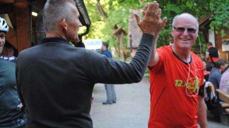 Im Ziel wurden die Läufer nicht nur teilweise per Handschlag, sondern zudem auch mit einer kleinen Überraschung begrüßt. Foto: Elmar Gerner