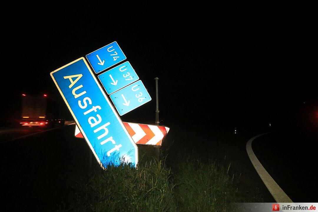 Auto rast auf A73 über Leitplanke