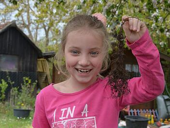 Im Schulgarten entdeckt Ilana Bär aus der dritten Klasse immer etwas Neues. Fotos: Dagmar Besand