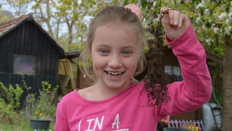 Im Schulgarten entdeckt Ilana Bär aus der dritten Klasse immer etwas Neues. Fotos: Dagmar Besand