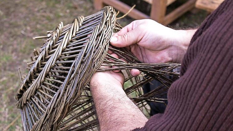 Korbmarkt: Das heißt nicht nur, Schönes und Nützliches aus Geflecht sehen, sondern auch zuschauen, wie es entsteht, oder selbst mitmachen: Fünf Kursleiter bieten 13 Workshops an. Foto: Anne Rauh