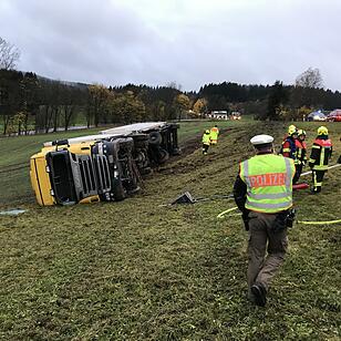 Lkw in Oberfranken kippt um - Fahrer eingeklemmt