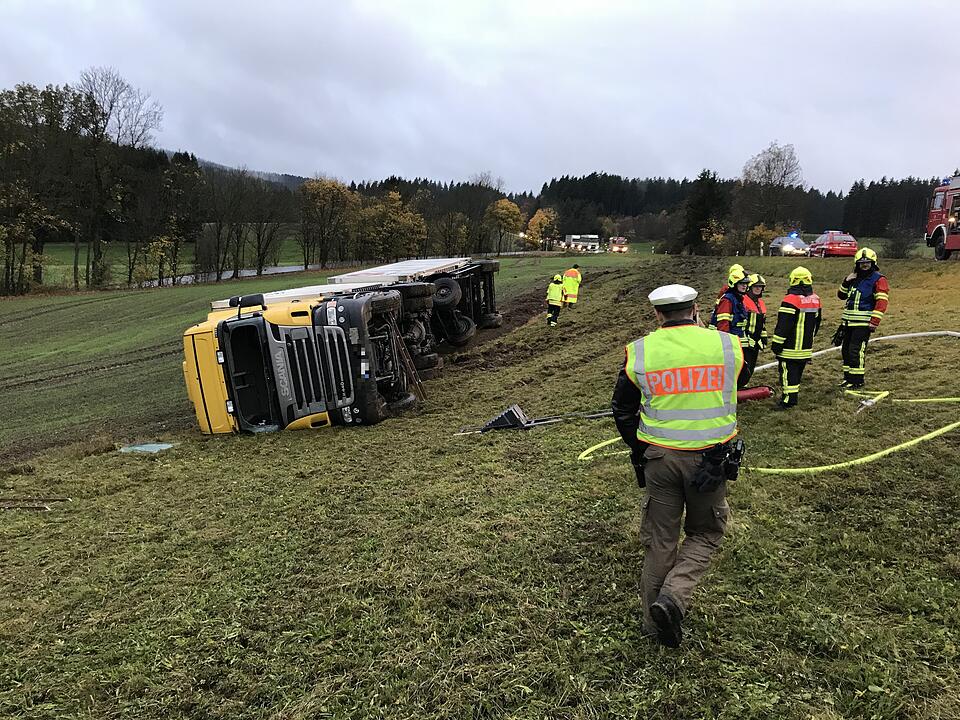 Lkw in Oberfranken kippt um - Fahrer eingeklemmt
