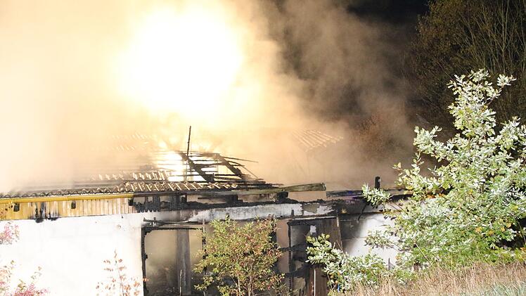 Brand einer Lagerhalle in Autenhausen am Sonntagmorgen Foto: Michael Stelzner
