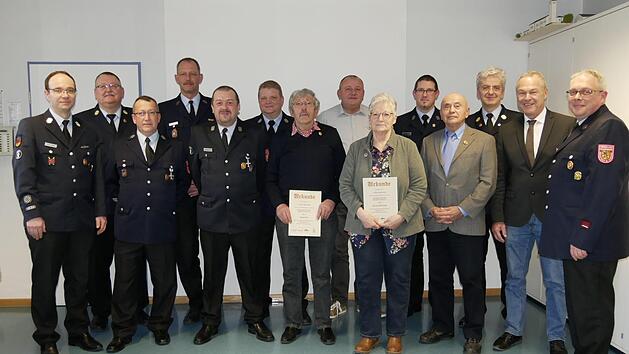 Vorsitzender Thorsten Barnikol (von rechts), Oberb&uuml;rgermeister Frank Rebhan und Kreisbrandinspektor Stefan Zapf zeigten sich beeindruckt von den engagierten Feuerwehrleuten der Kernstadt-Feuerwehr und von der langj&auml;hrigen Treue der Jubilare. Foto: Manja von Nida