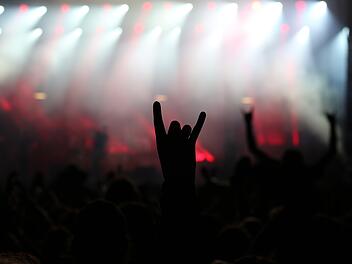 Kostenlos ab 1. April: Weltweit erste Headbanging-Schule eröffnet in Aschaffenburg