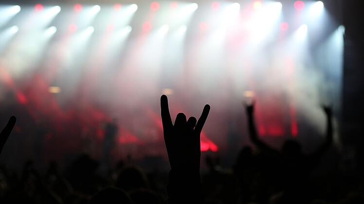 Kostenlos ab 1. April: Weltweit erste Headbanging-Schule eröffnet in Aschaffenburg