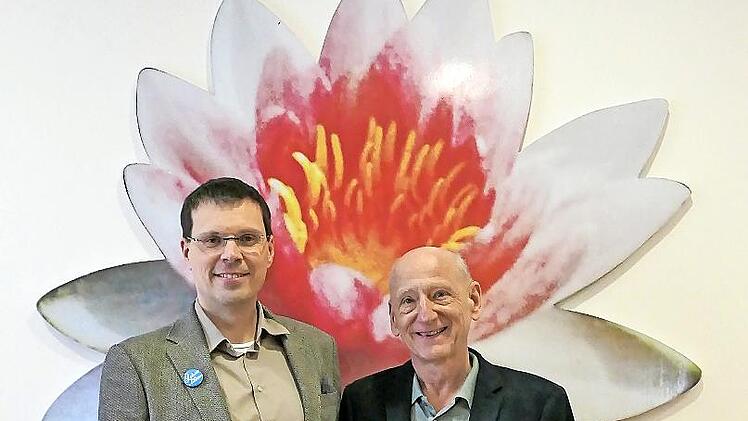 Gesch&auml;ftsf&uuml;hrer Michael Lang (links) und Klinik-Gr&uuml;nder und Gesellschafter Dr. Joachim Galuska zeigen das Zertifikat.